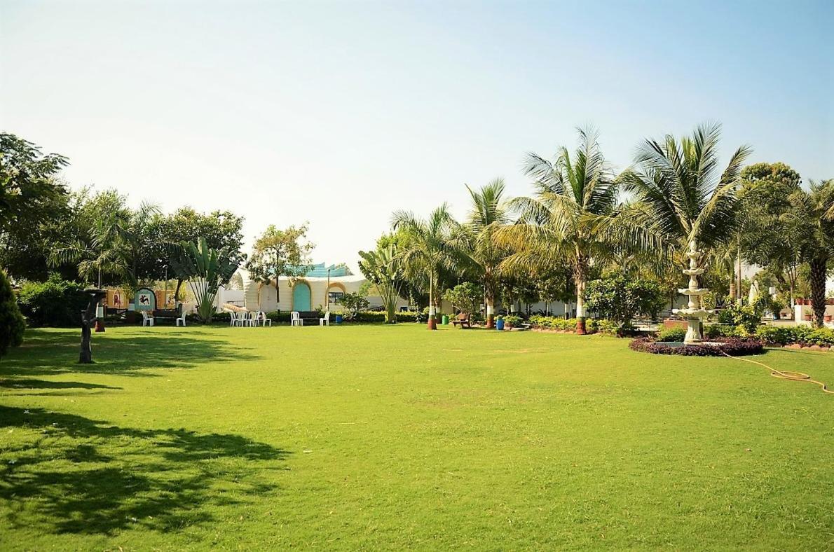 Royal Club & Resort Ahmedabad Exterior photo
